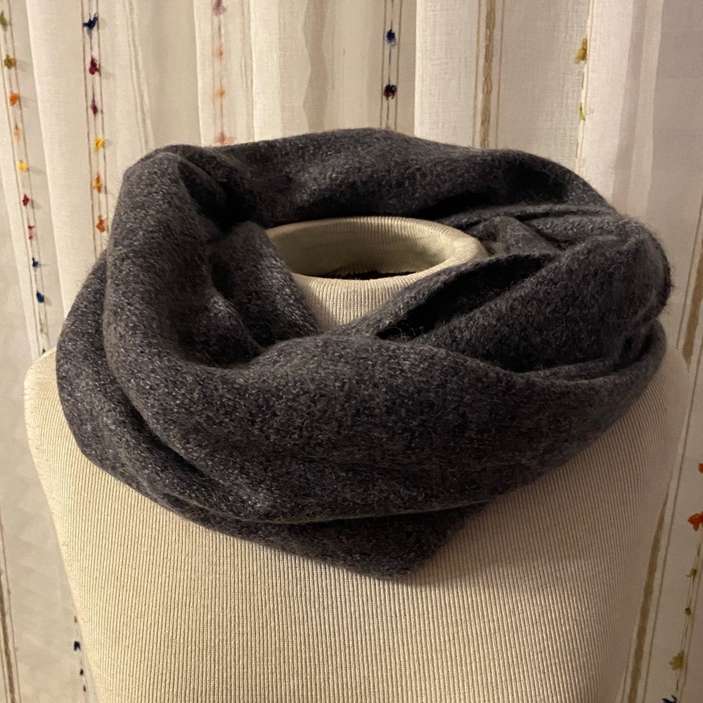 EUC Apt 9 100% Cashmere Infinity Scarf